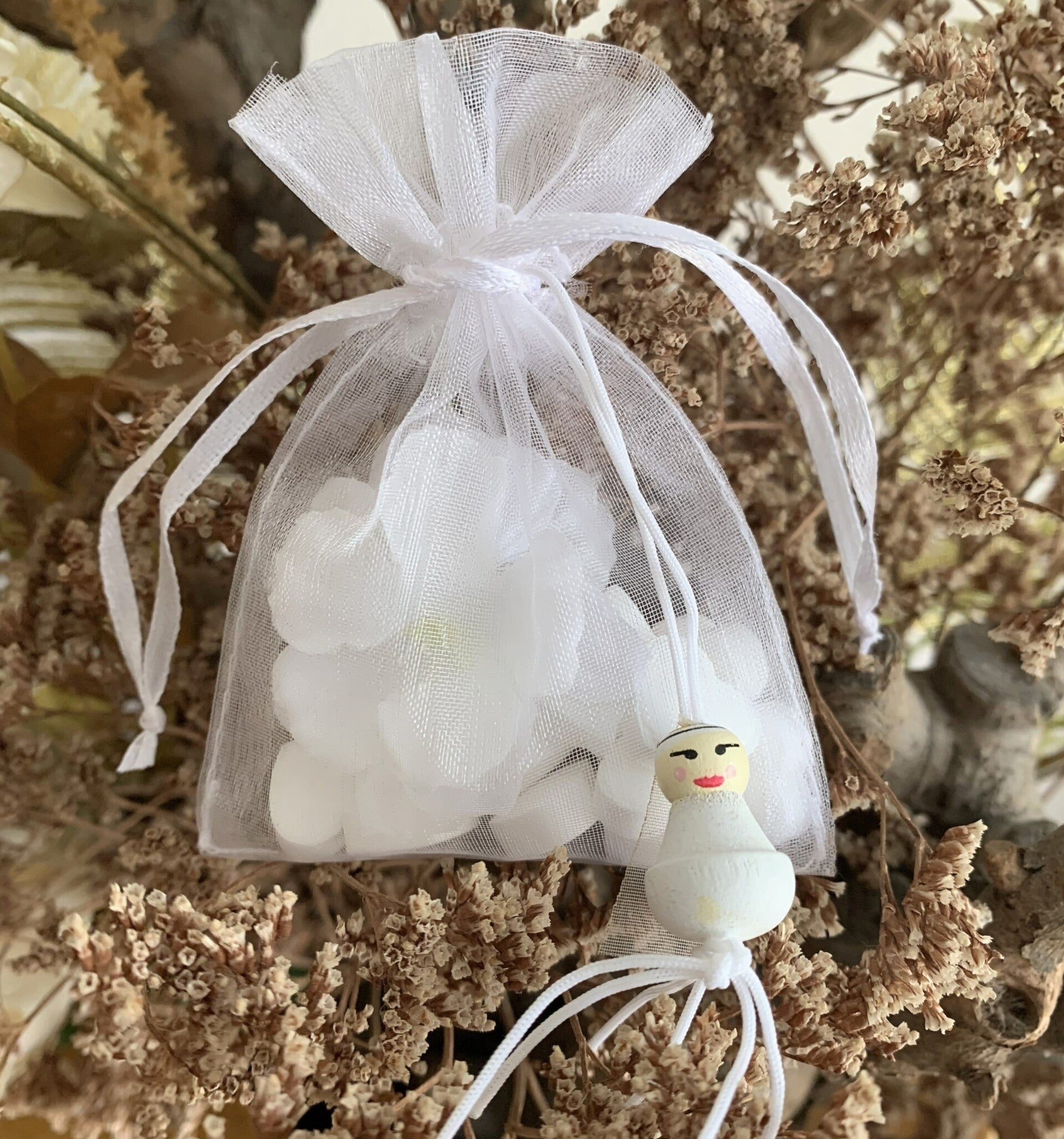 Organza zakje wit met gelukspoppetje bruid en 15 hartvormige mini pepermuntjes en een wit bloemetje erin