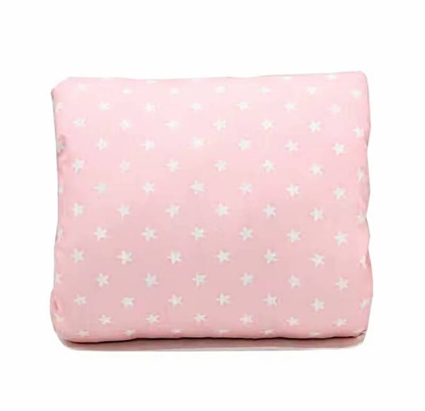 Katoenen arm voedingskussen roze met witte sterren