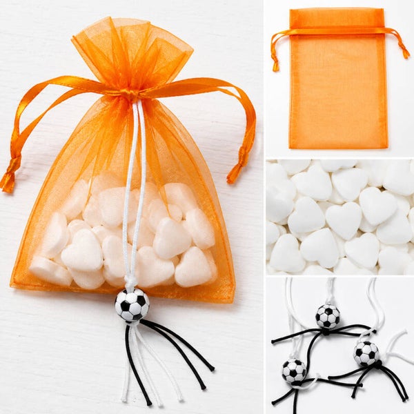 Organza zakje oranje met gelukspoppetje voetbal en 15 hartvormige mini pepermuntjes