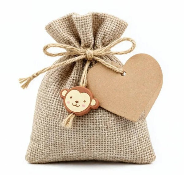 Jute zakje met kraft kaartje hart, zakje Haribo mini beertjes en een houten gelukspoppetje Aap