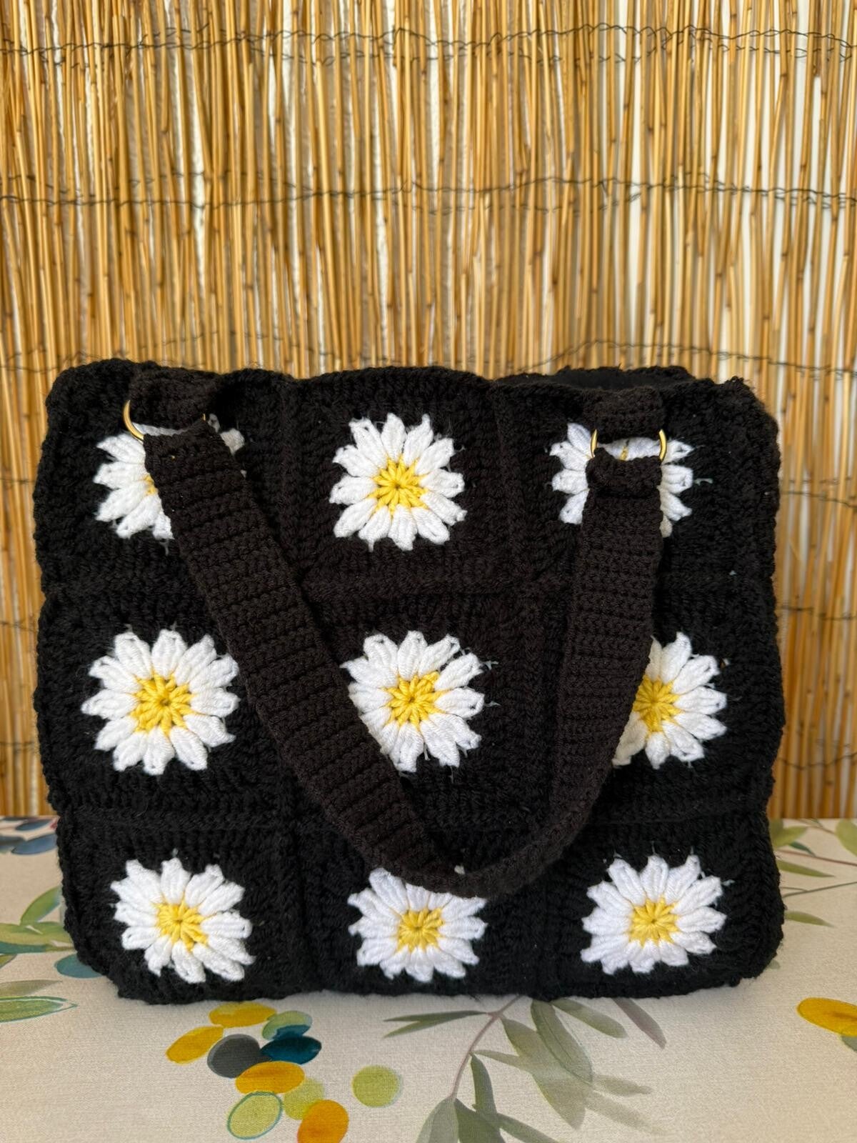 Bolso crochet, negro con margaritas.