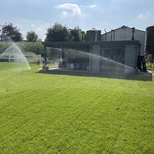 Sproeiers in werking op een gazon