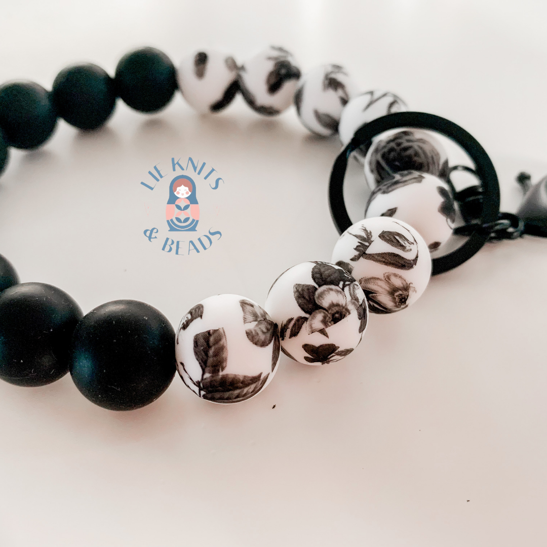 Wristlet - Black & White flowers 🖤