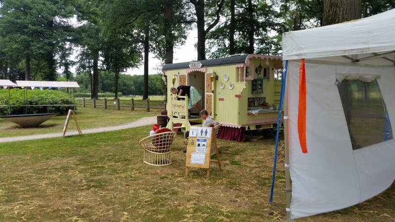 Speciaal voor de dames een mooi schoon en leuk toilet.