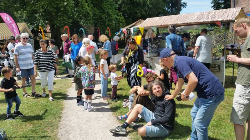 Ook voor de kinderen was er leuk vertier, hier een clown die ballonbeestjes maakte.