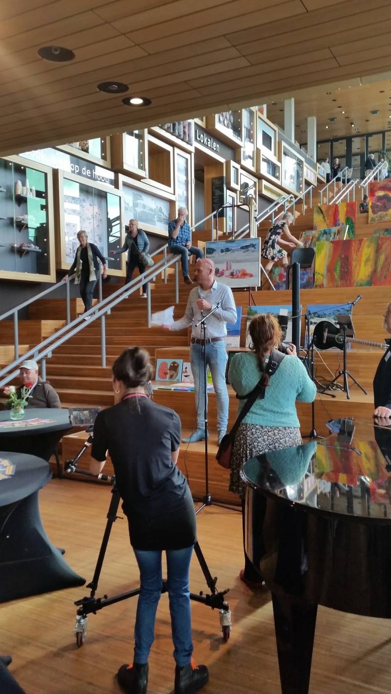 Nard Kwast van het tv programma project Rembrandt opent de kunstmarkt.