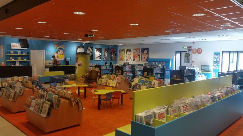 Op de wanden in de bibliotheek.