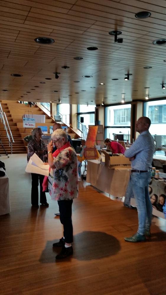 Een bekende tv persoonlijkheid, de man in het blauw.