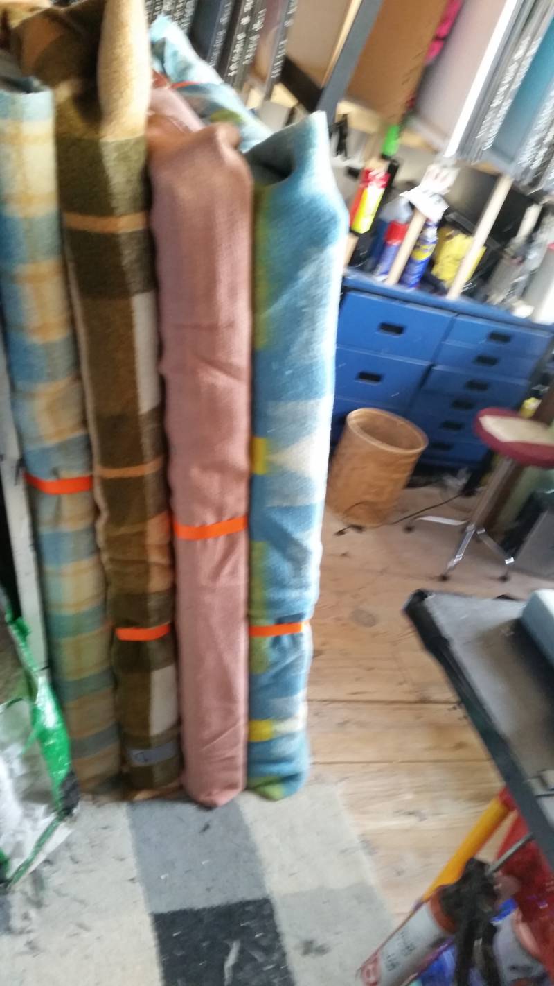 De 20 schilderijen ingepakt en klaar voor vertrek.