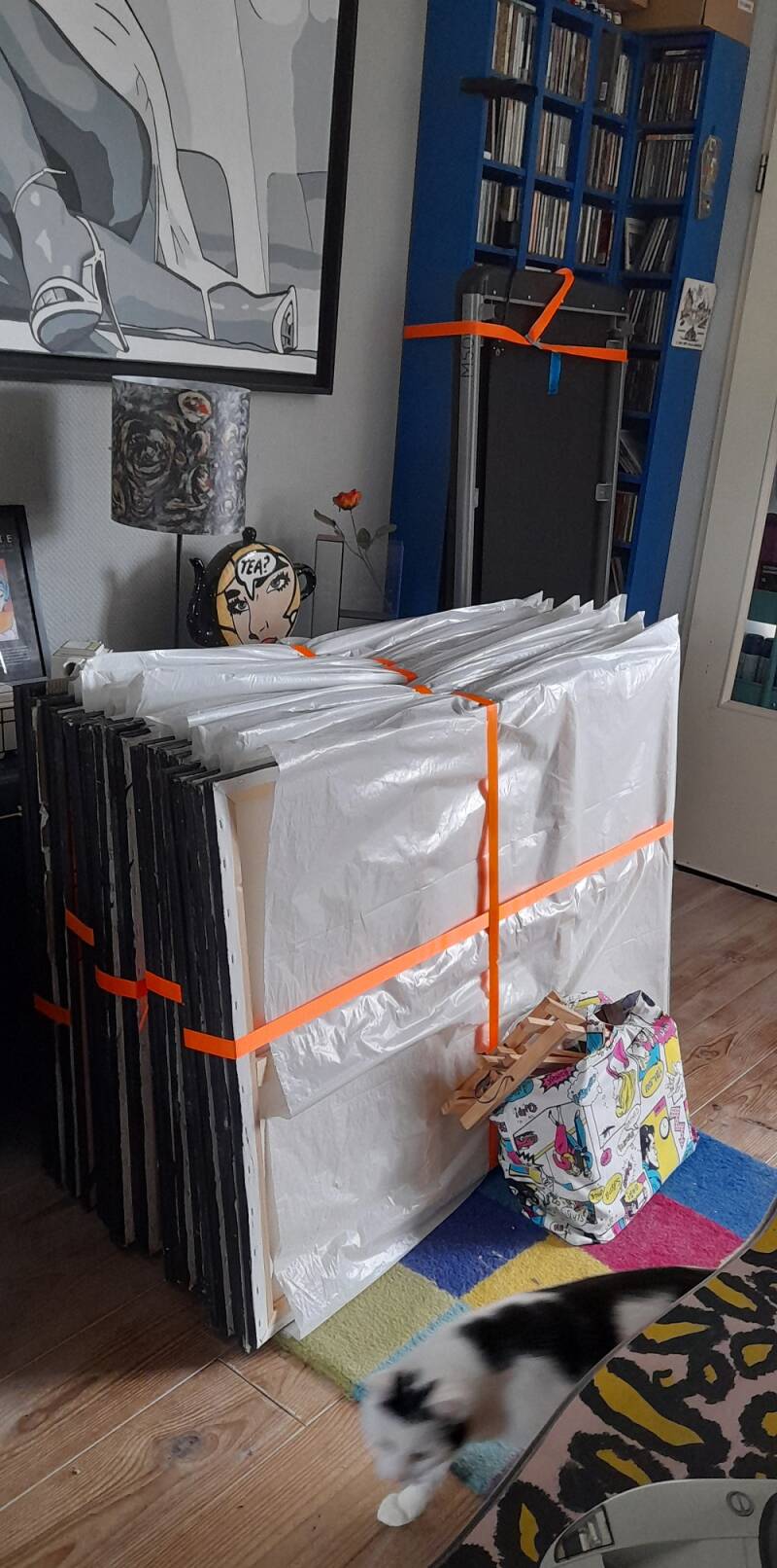 De werken zijn ingepakt en klaar voor vervoer. 