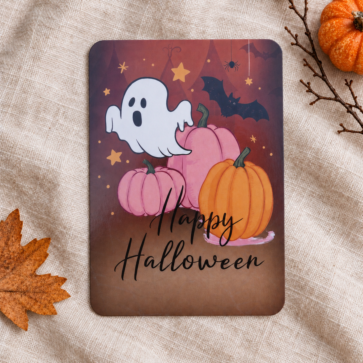 Postkarte Happy Halloween – Geist, Kürbisse & Fledermaus