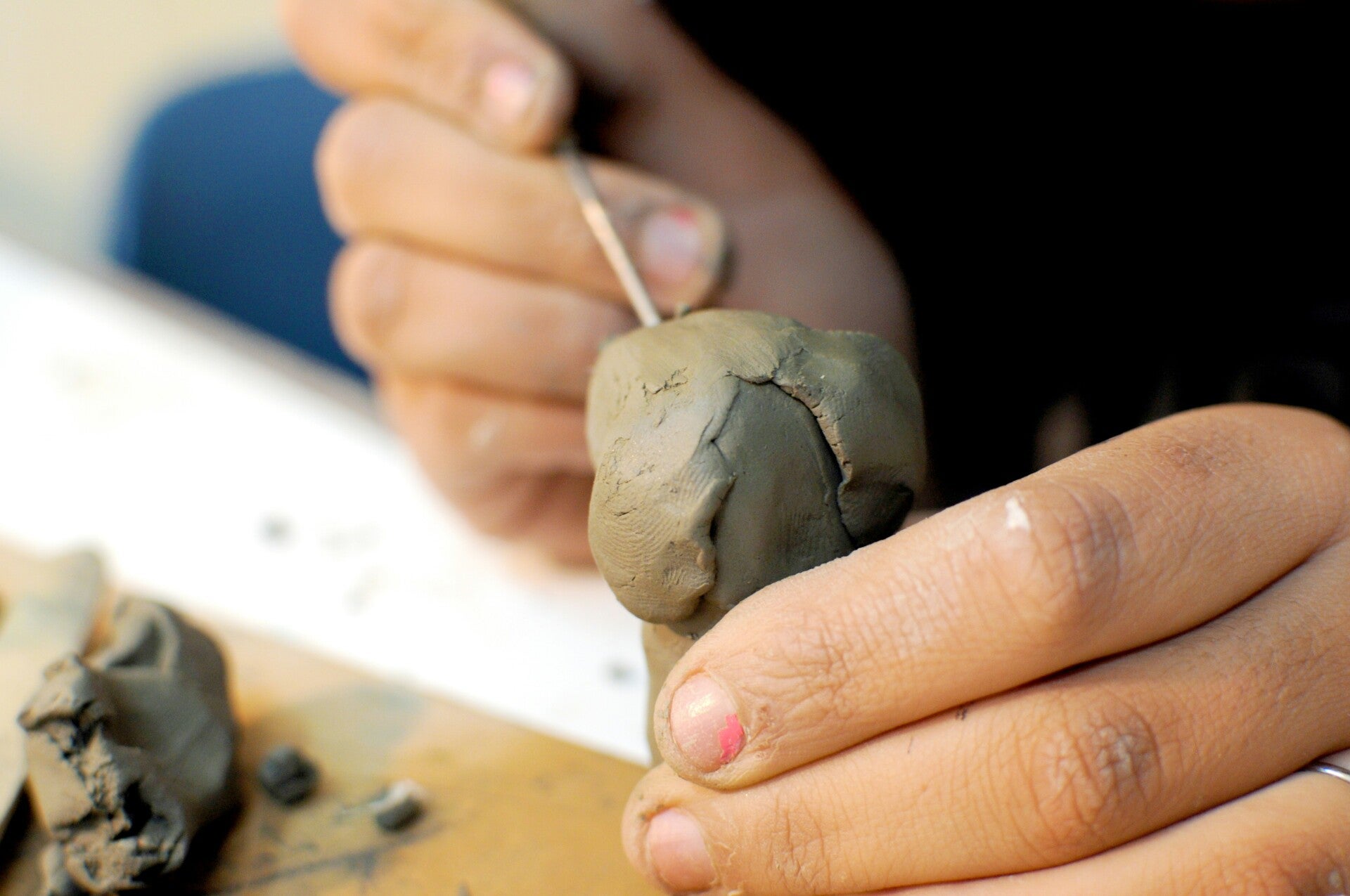 werken met klei, verf en vernis