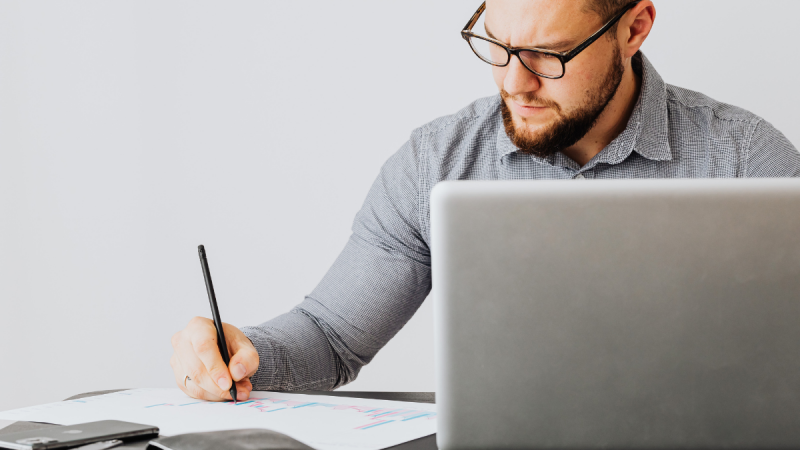 microlearning, estudiante con laptop, caifap