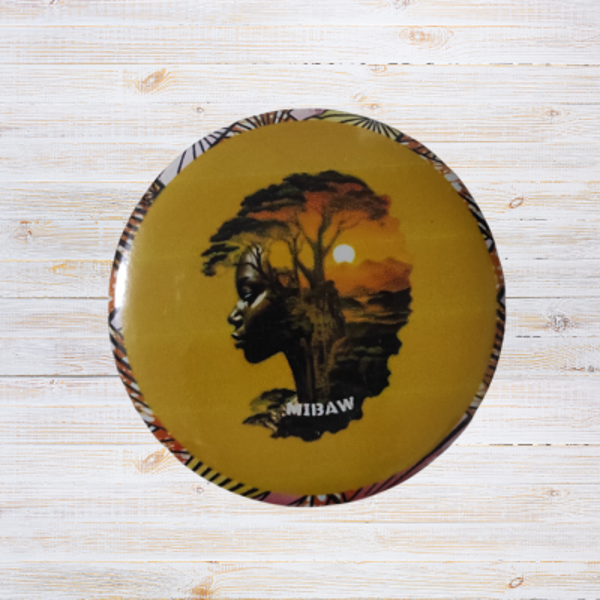 Badge Femme Noire Africaine - Éclats d'Afrique : Le Crépuscule de la Savane