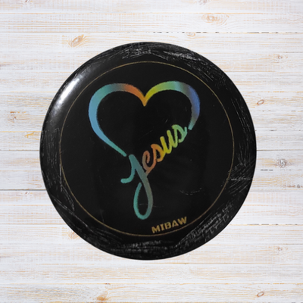 Badge chrétien - Motif Cœur avec Jésus couleur arc-en-ciel sur fond noir.