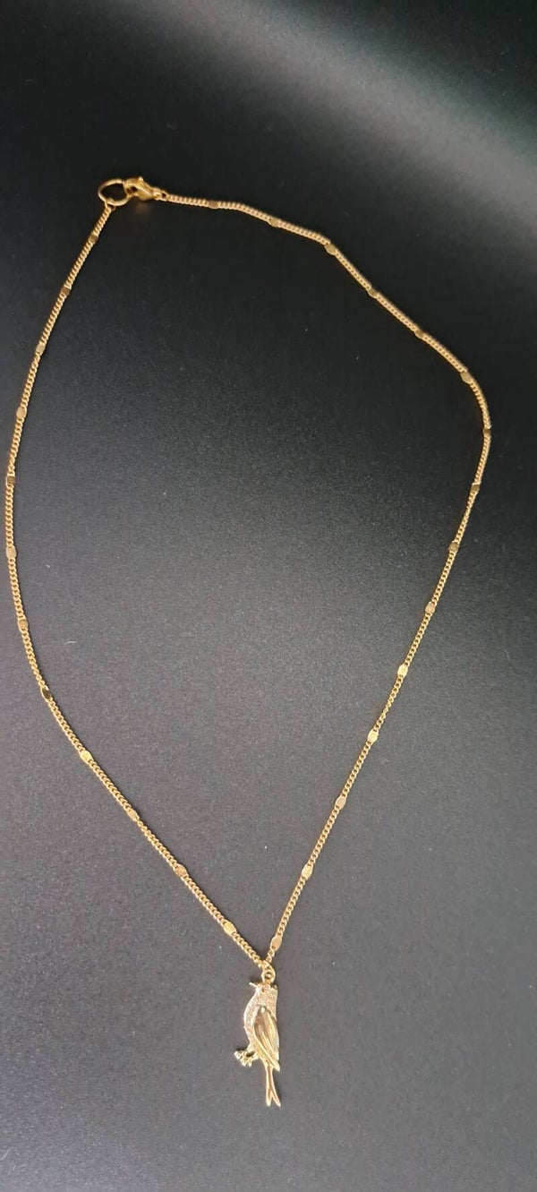 collier en fine chaine dorée avec son oiseau