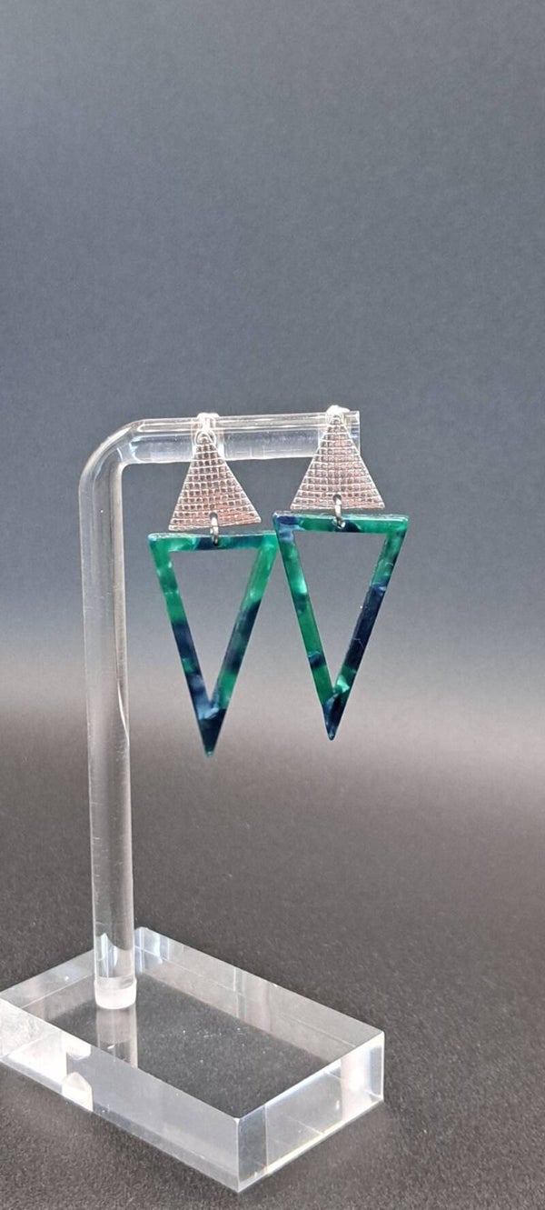 boucle d'oreille argentée triangle vert et noir en résine