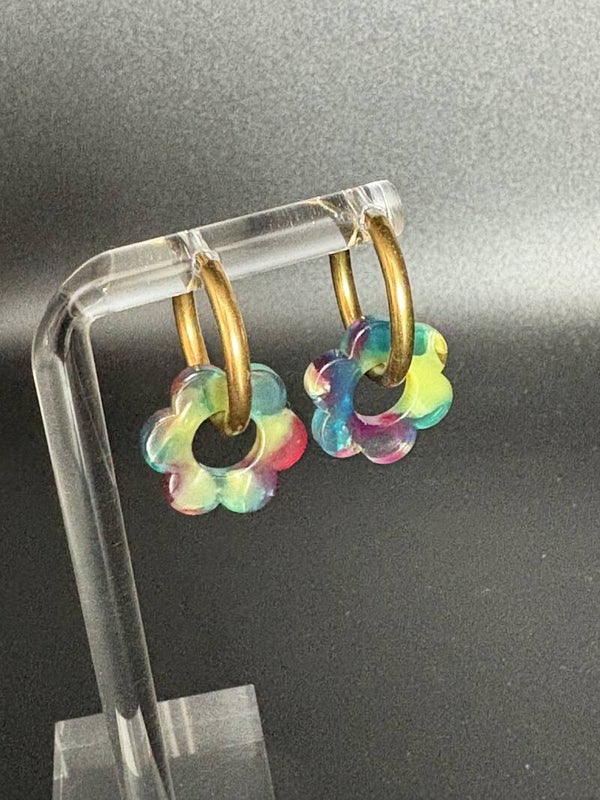 boucle d'oreille dorée fleur multicouleur