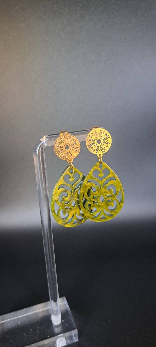 Boucle d'oreille dorée en résine baroque goutte vert olive foncé