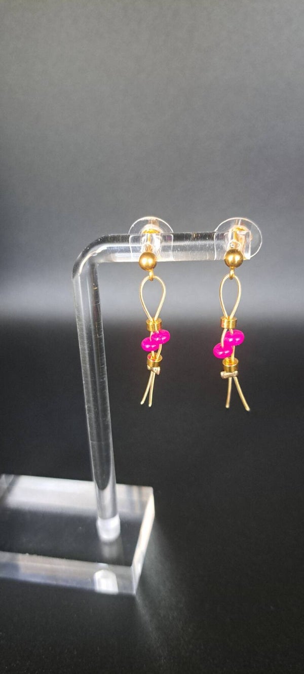 Boucle d'oreille dorée sur cable perle rose fuschia