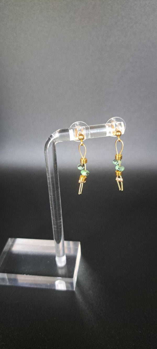 Boucle d'oreille dorée sur cable perle vert moucheté