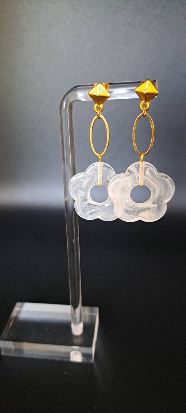 boucle d'oreille dorée avec sa fleur acrylique transparent