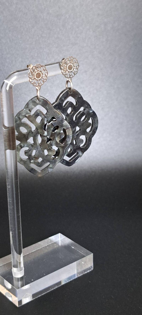 Boucle d'oreille argentée résine baroque losange bleu jeans