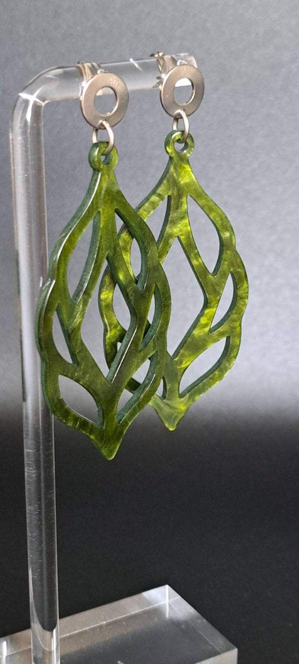 Boucle d'oreille argentée résine baroque vert mousse