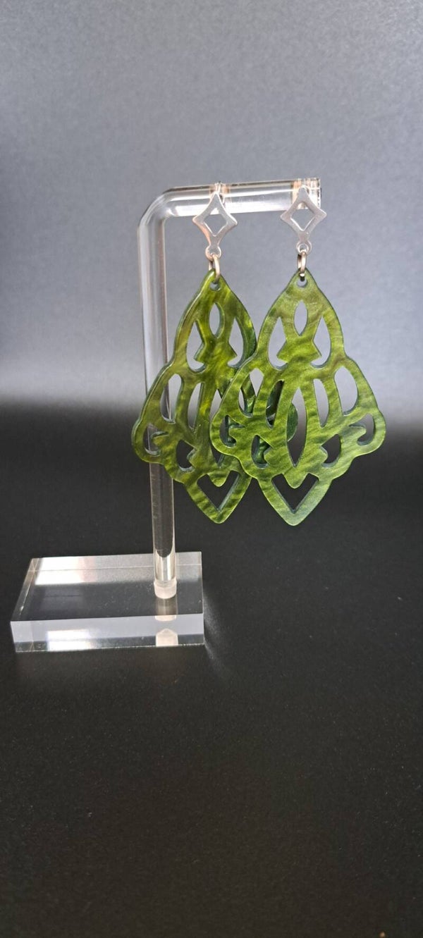 Boucle d'oreille argentée en résine baroque diamant vert olive