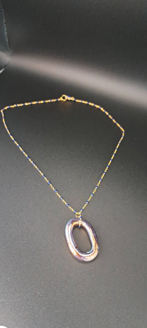 collier doré avec breloque en céramique bleu