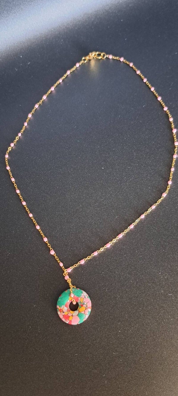 collier doré avec un disque en céramique multicolore