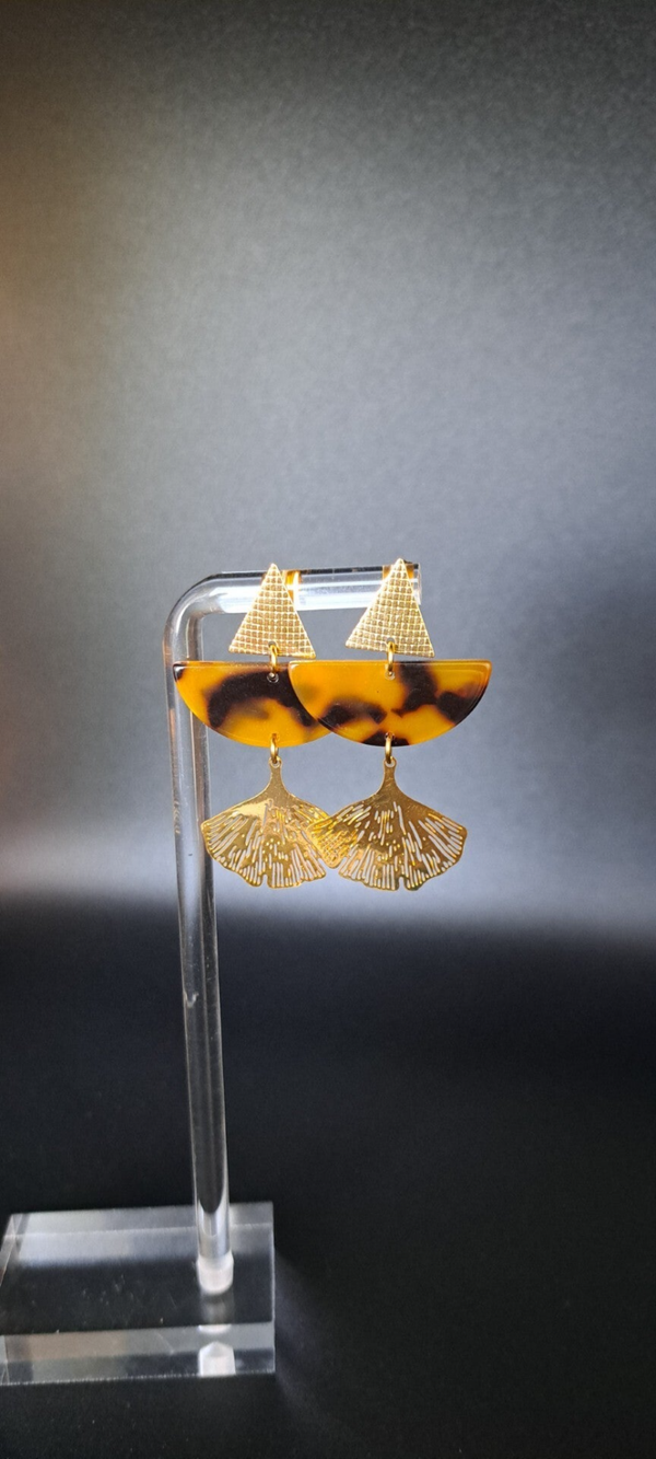 boucle d'oreille dorée avec sa feuille ginkgo et résine demi-cercle marron