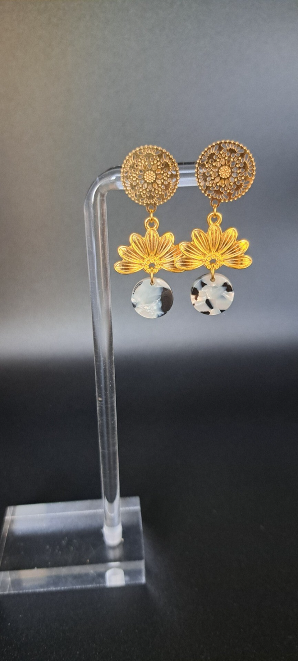 Boucle d'oreille dorée éventail avec résine ronde noir crème