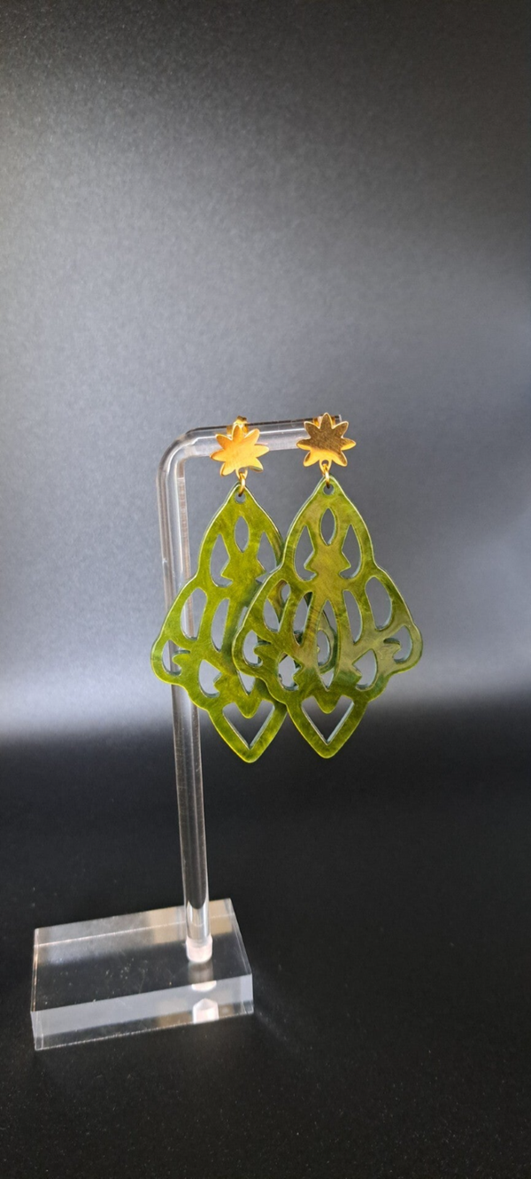 boucle d'oreille dorée et sa résine baroque diamant vert