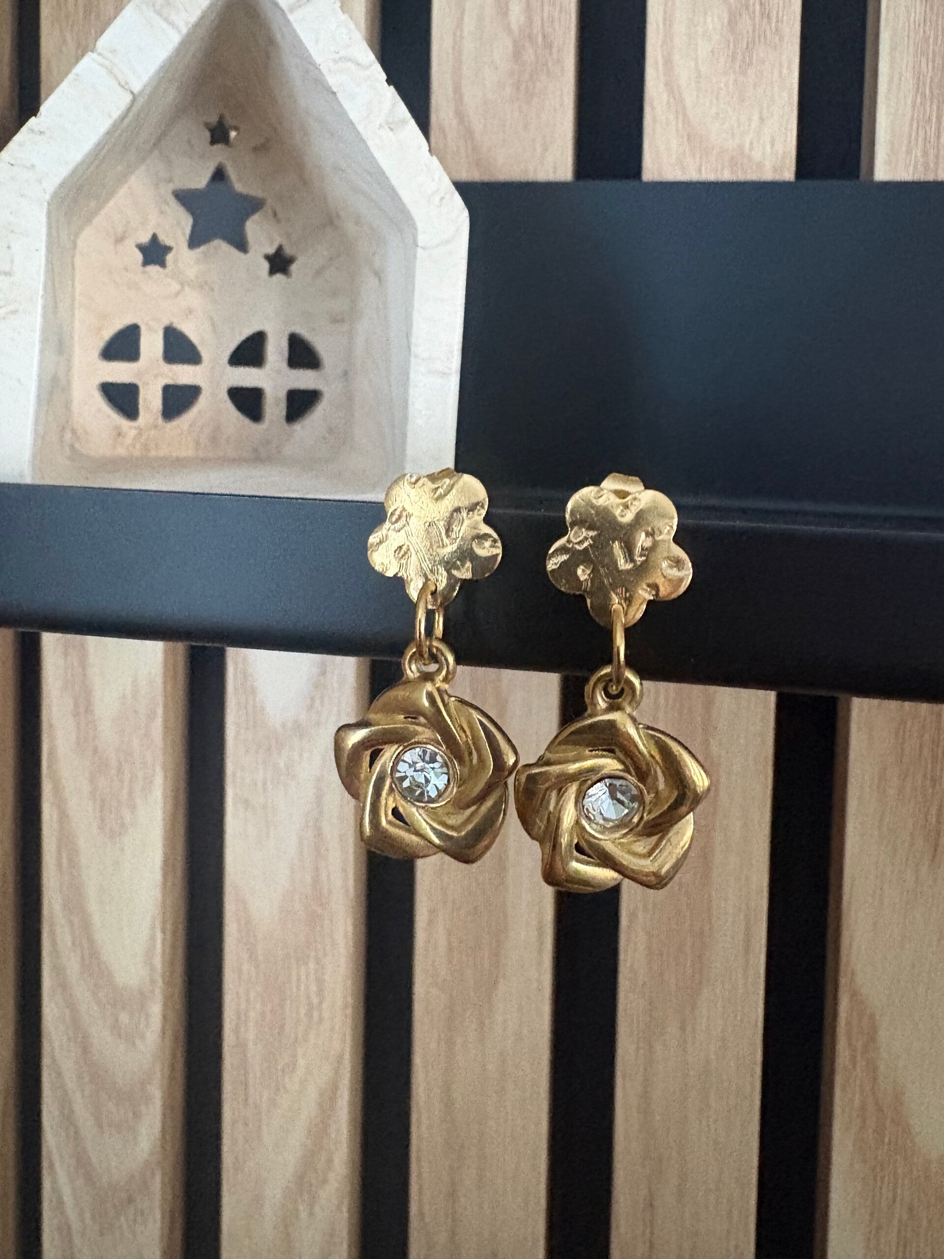 Boucle d’oreille fleur avec zirconium