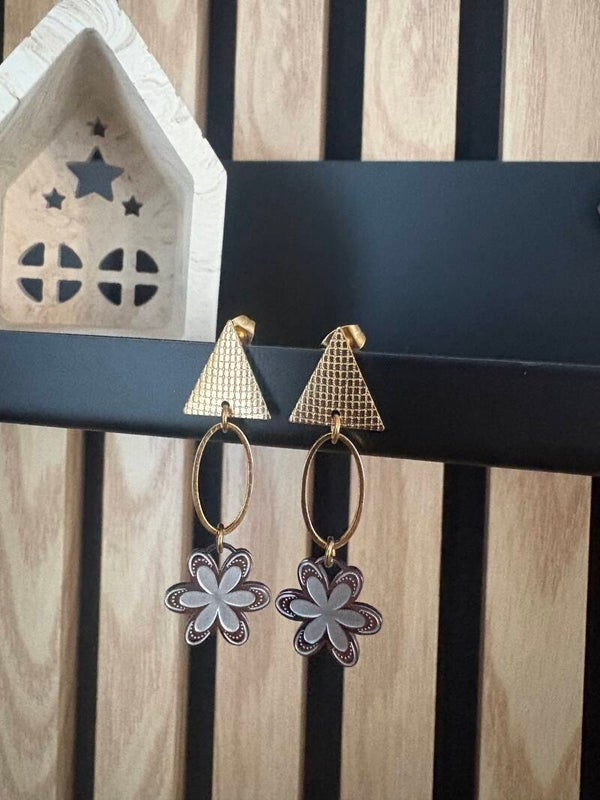 Boucle d’oreille fleur argentée