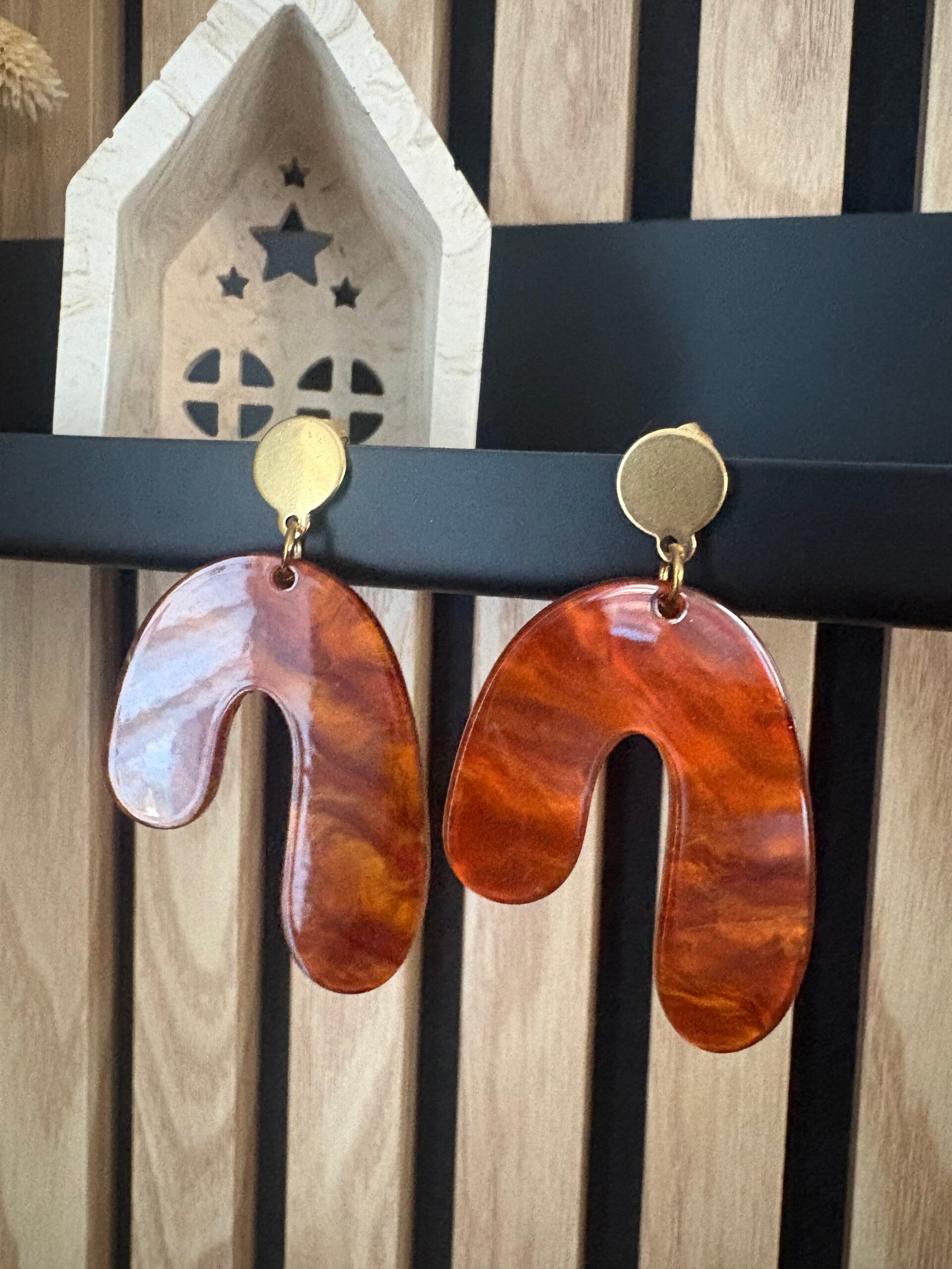 Boucle d’oreille résine marron