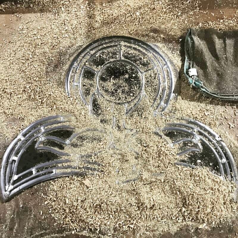 schoonmaken van een glas in lood paneel met zaagsel