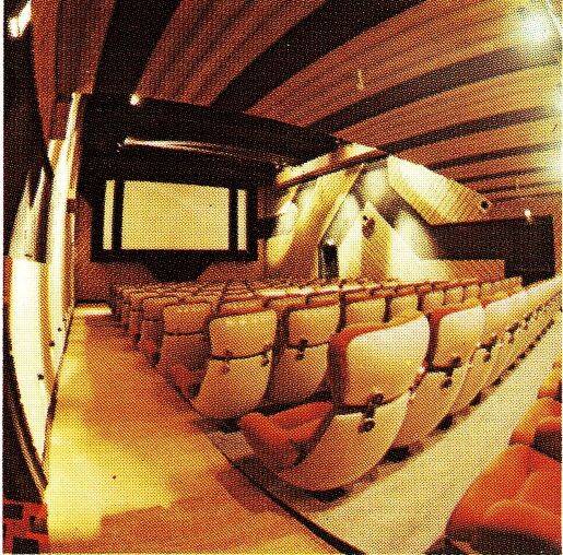 zaal 2 in warme houten uitvoring