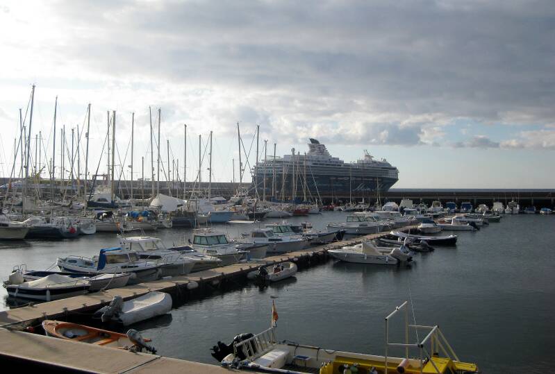 Die „Mein Schiff 1“  liegt im Hafen von  San Sebastian  