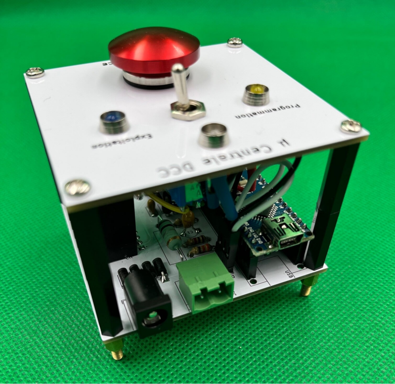 Vue trois-quarts arrière de la micro centrale DCC terminée