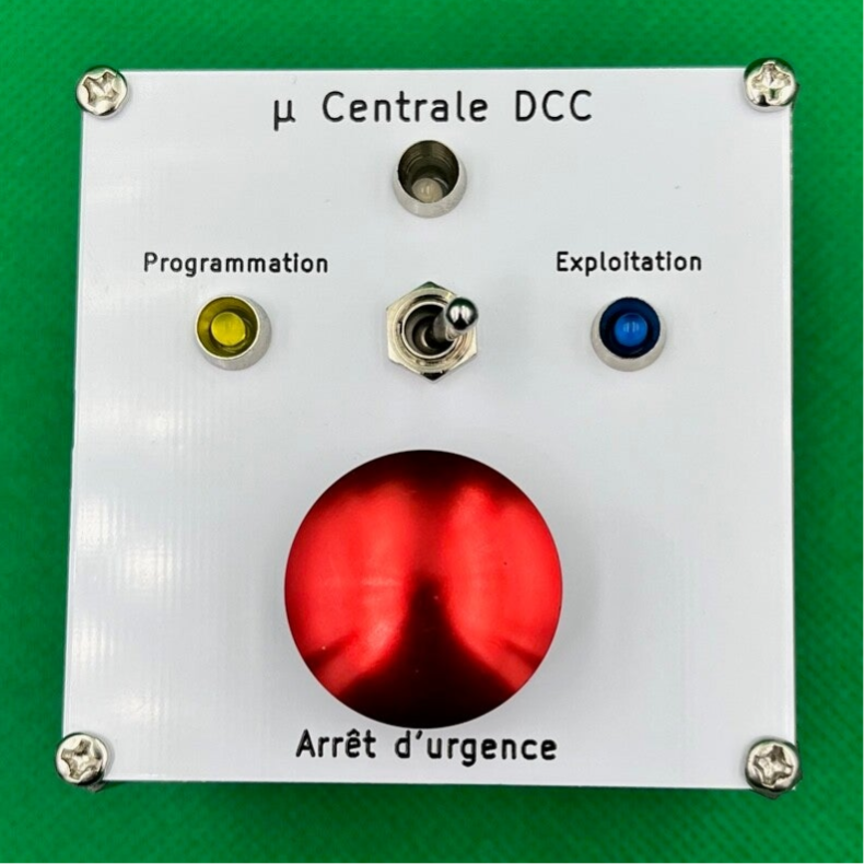 Vue de la face avant de la micro centrale DCC