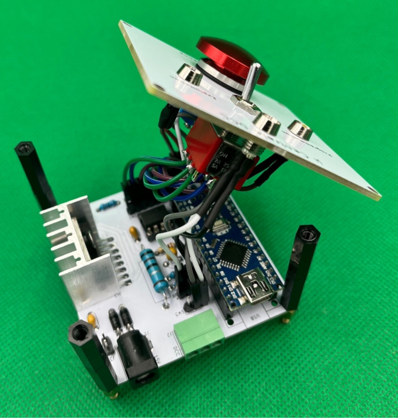 Vue du montage de la micro centrale avant fixation finale de la face avant