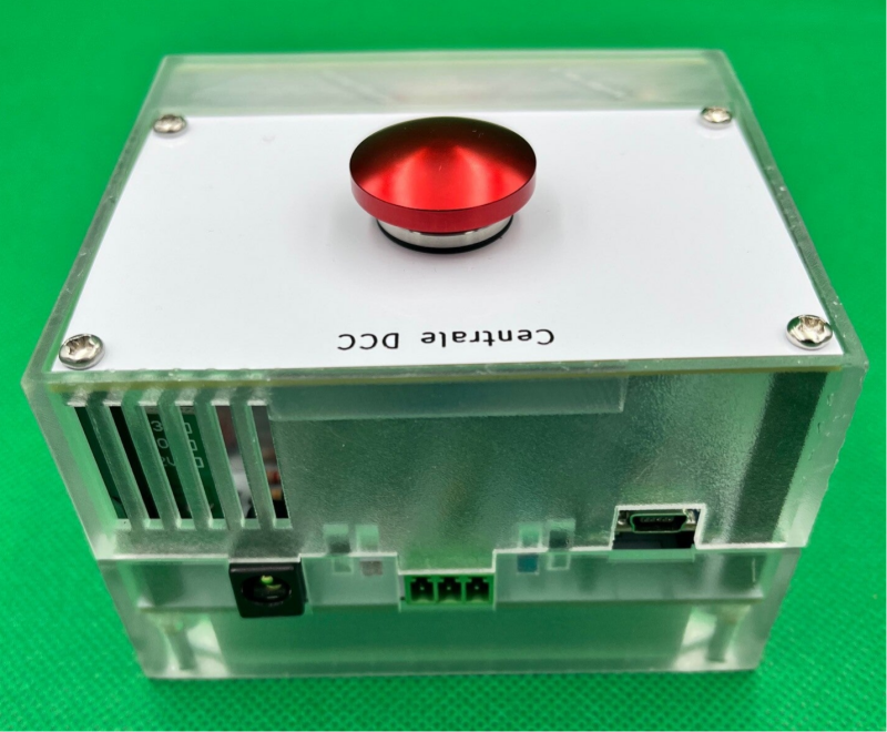 Version 1.1 du module principal de puissance de la micro centrale DCC modulaire avec son boîtier