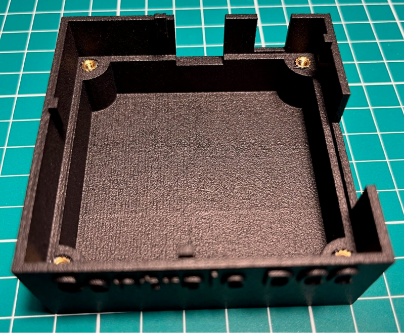 Partie basse du boîtier de la micro centrale DCC minimale équipée de ses 4 inserts