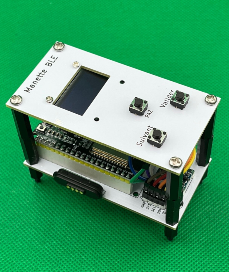 Circuit imprimé principal  et face avant de la manette BLE version 1.1