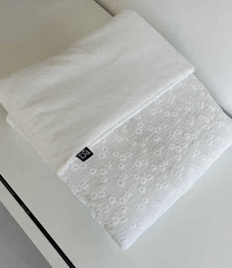 Deken embroidery offwhite