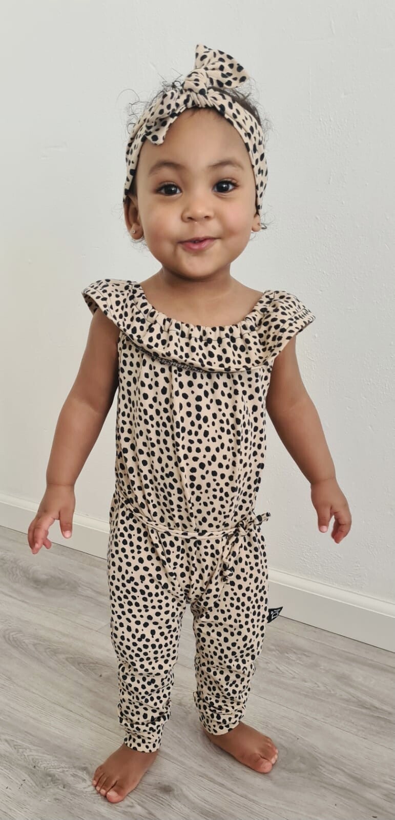 Ruffle off shoulder jumpsuit Dots zand