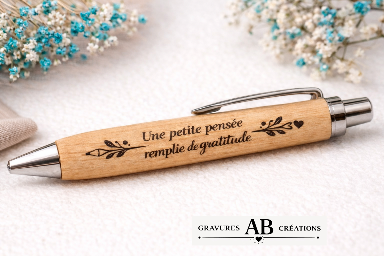 Crayon Gratitude ✨ Collection Gratitude – Crayon en bois gravé ✨ Offrez une attention délicate et remplie de sens avec ce joli crayon gravé Une petite pensée remplie de gratitude. Un cadeau simple, utile et touchant pour remercier une personne qui fait un