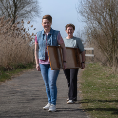 meerdandoosjesschuiven Petra en Marleen met sjoelbak